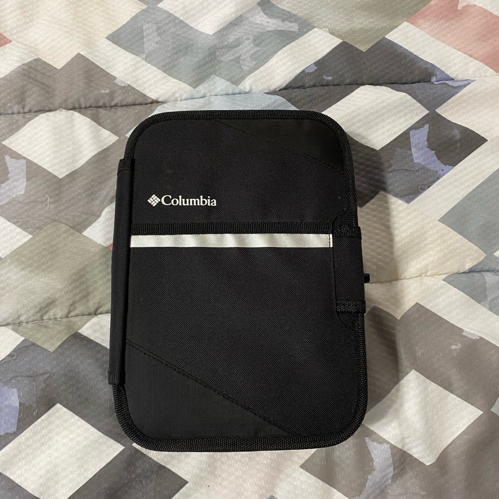Black Columbia zipper less lunchbox! Barely used looks brand new!
